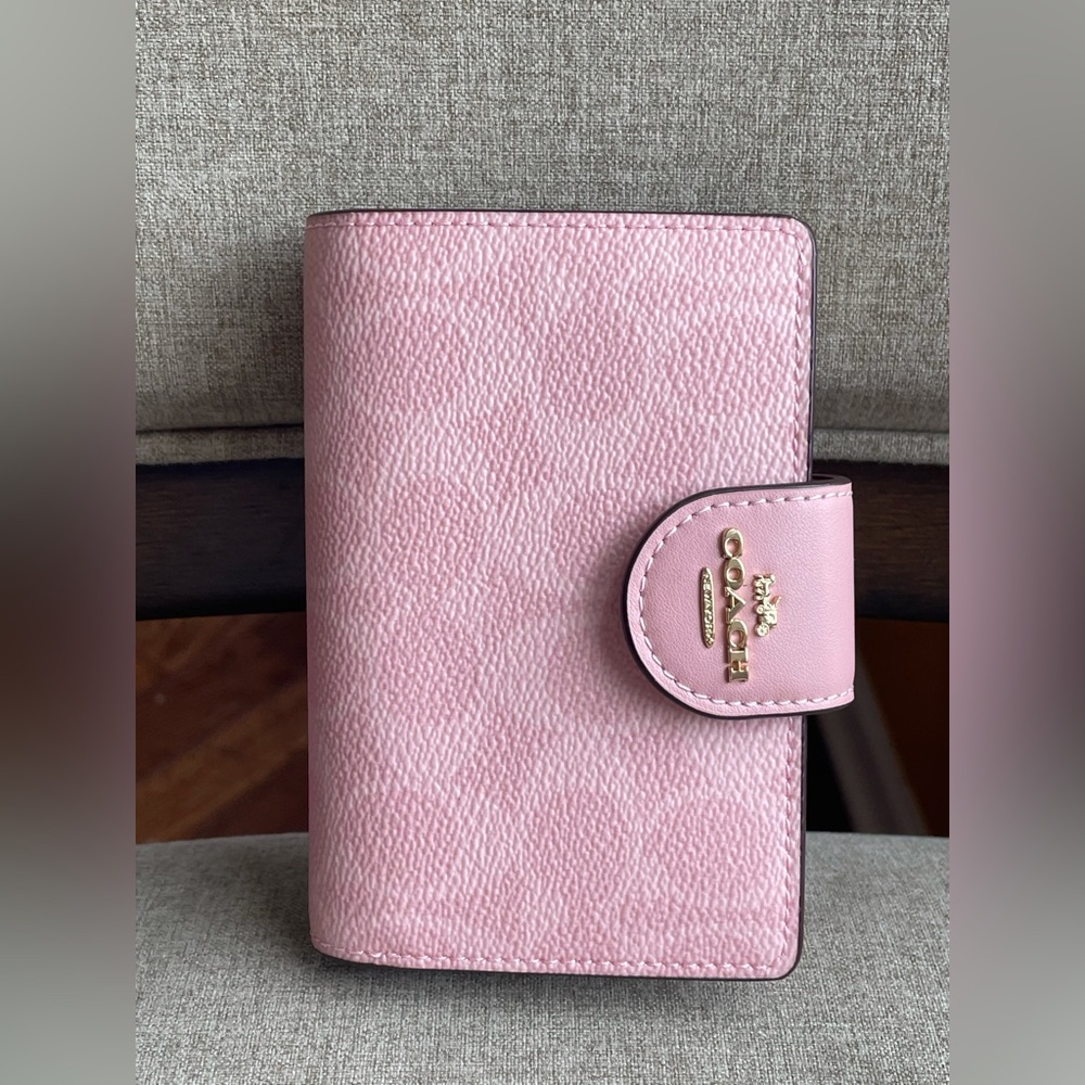 last 1‼️NWT！COACH MEDIUM CORNER ZIP WALLET IN SIGNATURE CANVAS（CW786）POWDER PINK
